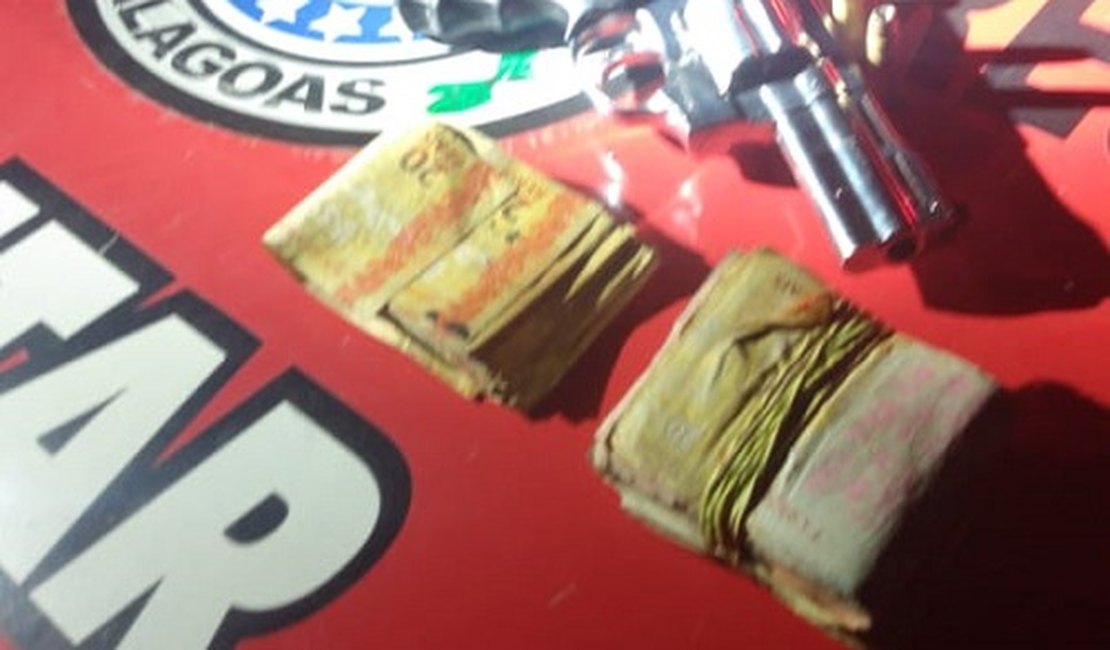 Som alto atrai polícia e dois terminam detidos com arma de fogo e mais de R$ 3 mil, em Arapiraca