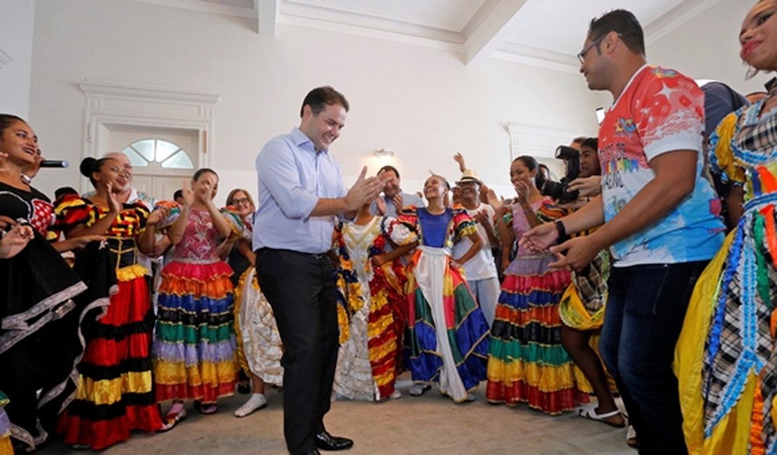 Governador é homenageado por grupos de coco de roda no Palácio