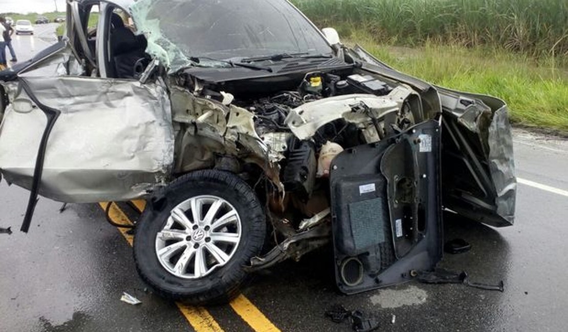 Acidente entre carro e caminhão deixa um ferido na AL-101