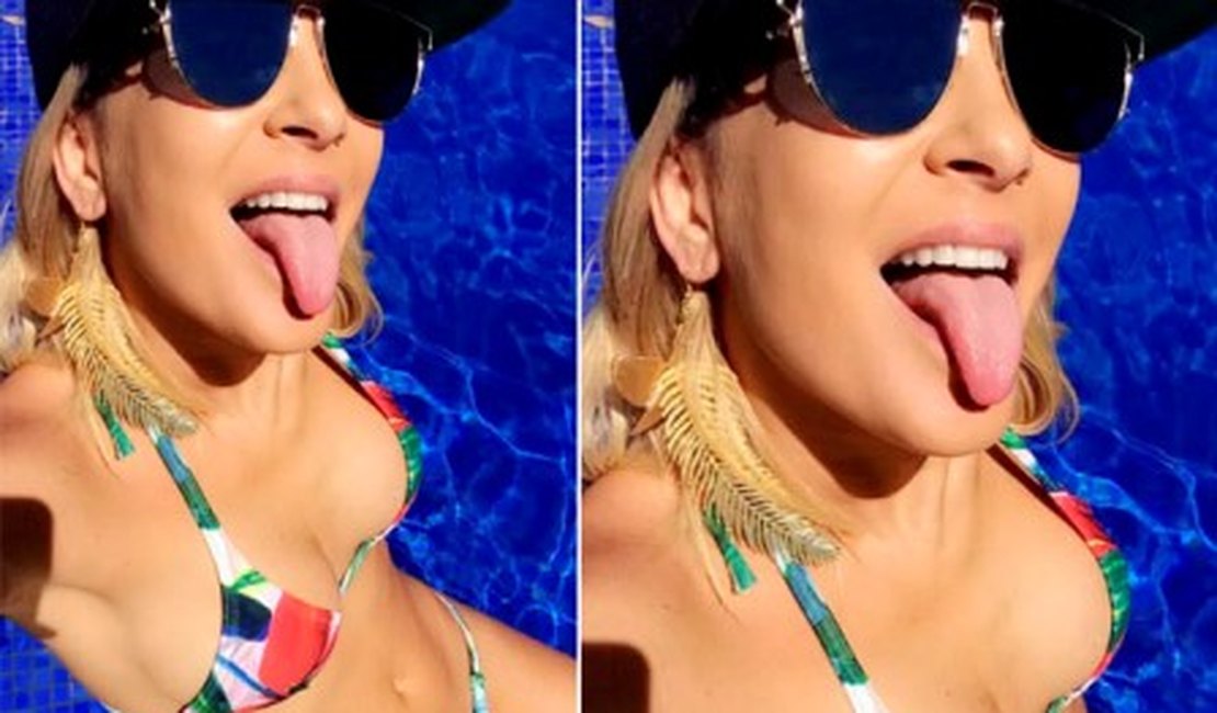 Claudia Leitte surge de biquíni nas redes sociais e arrasa