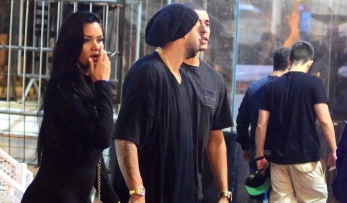 Adriano é flagrado com morena e diz: 'Não é namorada não'