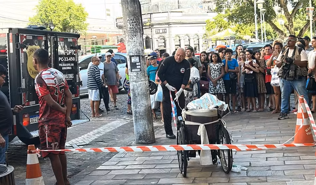 Homem é flagrado empurrando corpo do avô morto em cadeira de rodas para pedir dinheiro à pedestres