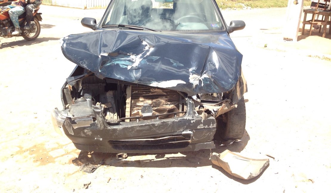 Automóvel desrespeita sinal de pare e causa acidente em Arapiraca