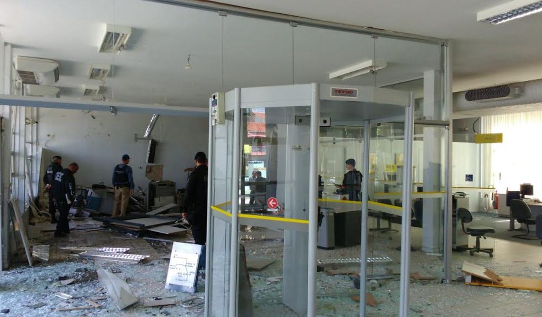 Criminosos explodem caixas eletrônicos do BB de Feira Grande