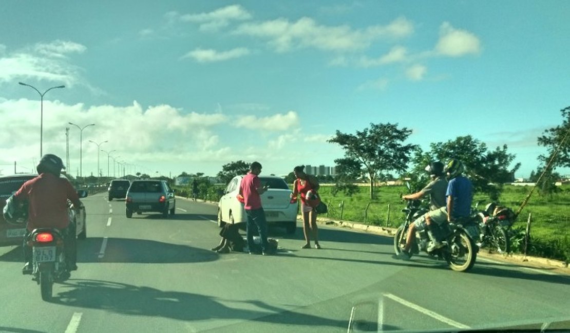 Carro bate em moto na AL 220 e idoso é socorrido para o Hospital de Emergência