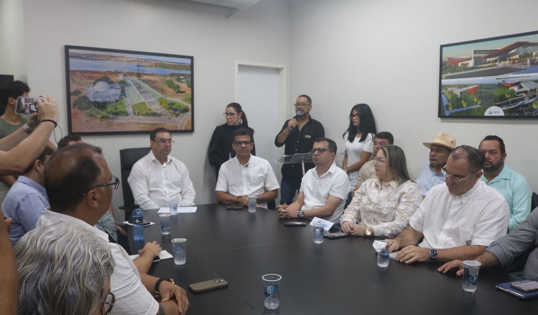 Vídeo. Com apoio de deputado Daniel Barbosa, prefeito Luciano assina Ordem de Serviço para pavimentação de mais bairros em Arapiraca