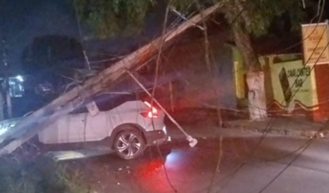 Motorista perde controle de carro e colide em postes em Arapiraca