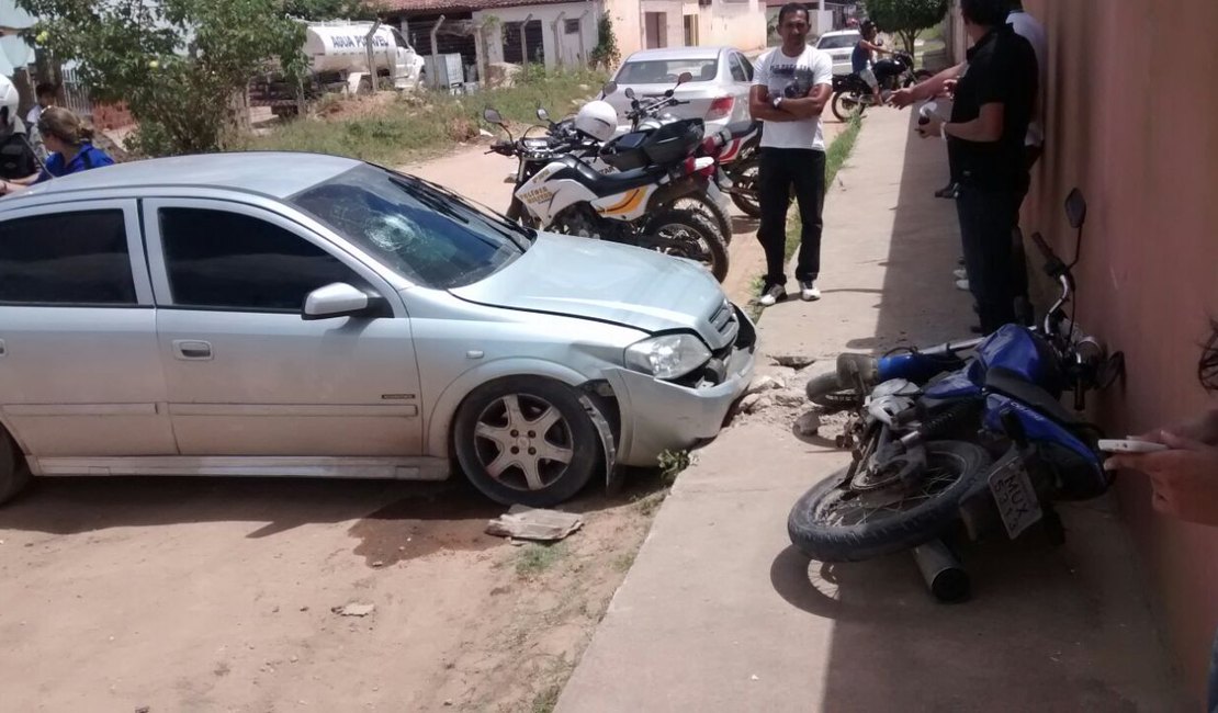 Carro e moto se envolvem em acidente no bairro Bom Sucesso em Arapiraca