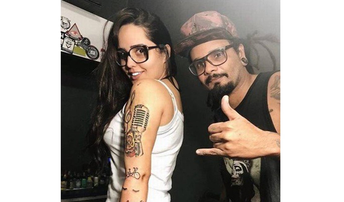 Ex-cantora gospel, Perlla radicaliza e enche o braço com várias tatuagens