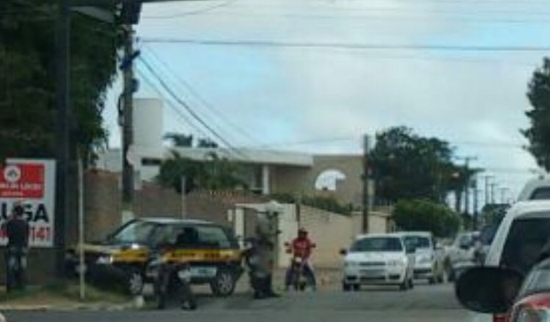 Veículo de autoescola colide com semáforo no Novo Horizonte, em Arapiraca