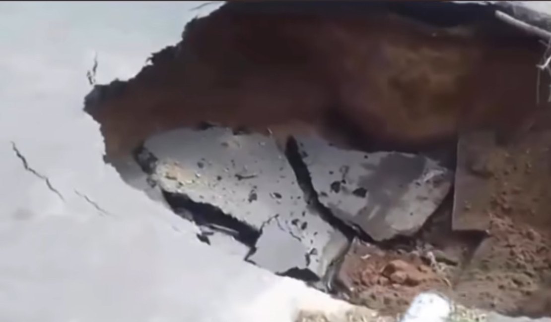 Cratera se abre em via movimentada da Jatiúca, em Maceió, e trecho é interditado