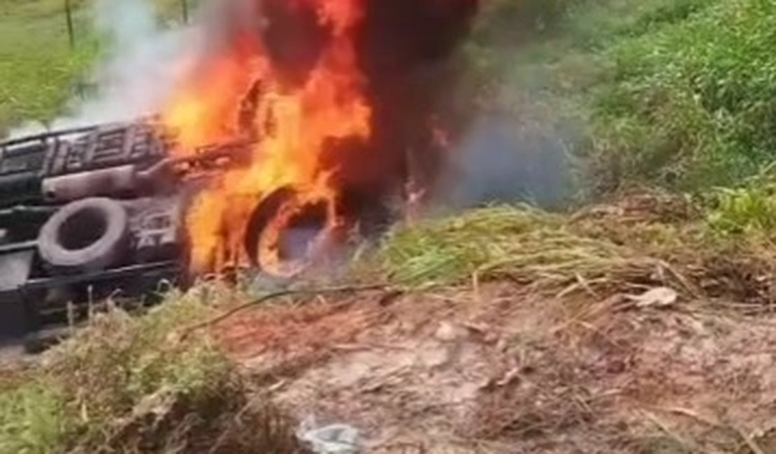 Caminhão pega fogo após tombar em ribanceira na zona rural de São Miguel dos Campos