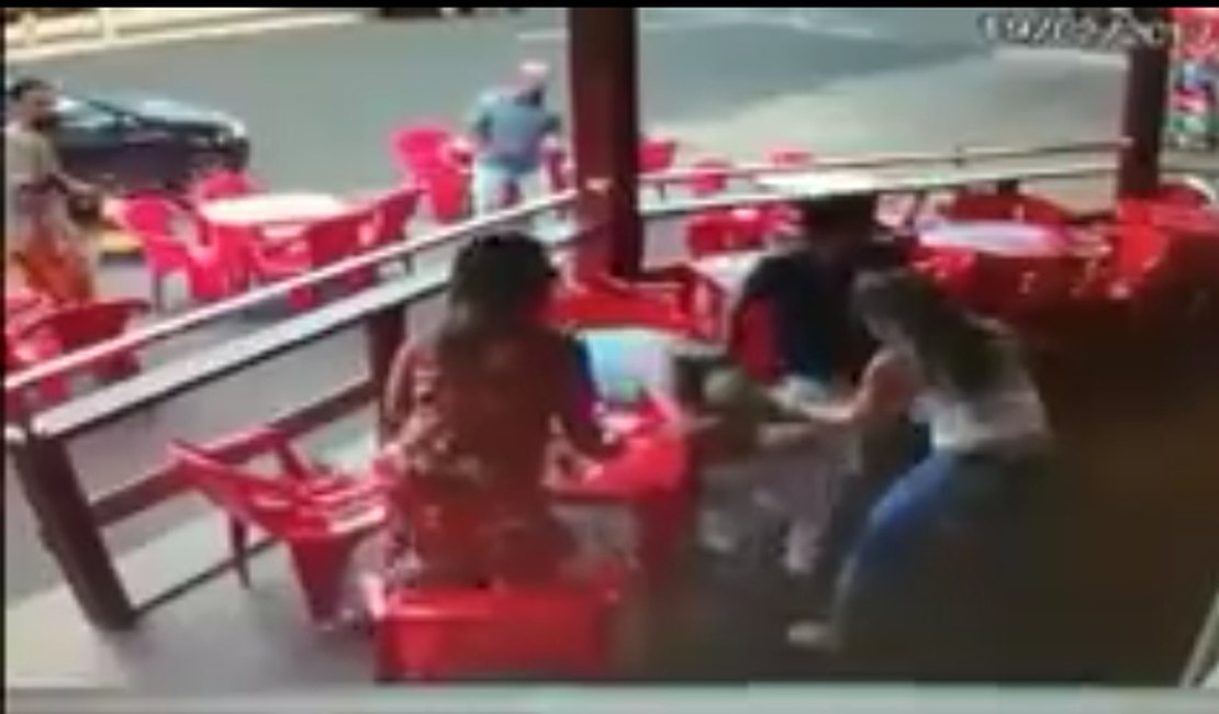 Vídeo. Esposa invade bar após marido postar fotos com amigas no Facebook