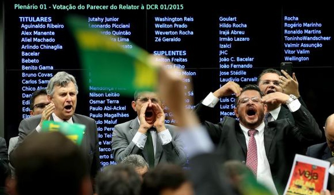 Por 38 a 27, comissão aprova parecer a favor do impeachment de Dilma