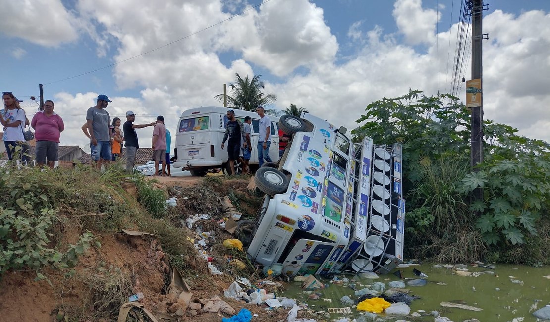 Vídeo. Carro de Som com propaganda eleitoral tomba em Arapiraca