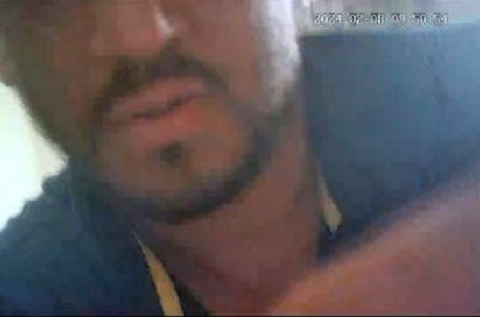 Homem se filma ao ajustar câmera escondida em banheiro de casa em Goiás