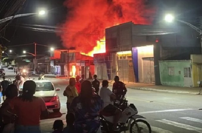Incêndio de grandes proporções destrói mercado no Centro de Cacimbinhas