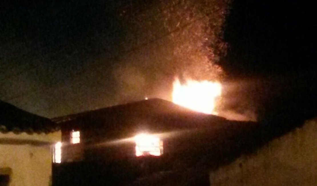 Incêndio em residência assusta vizinhança no bairro Caititus, em Arapiraca