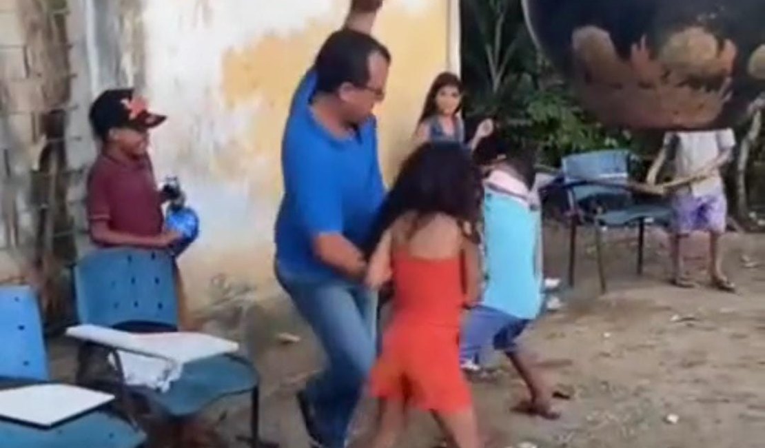 VÍDEO: Vereador que acompanhava brincadeira de 'quebra-pote' leva paulada em Palmeira dos Índios