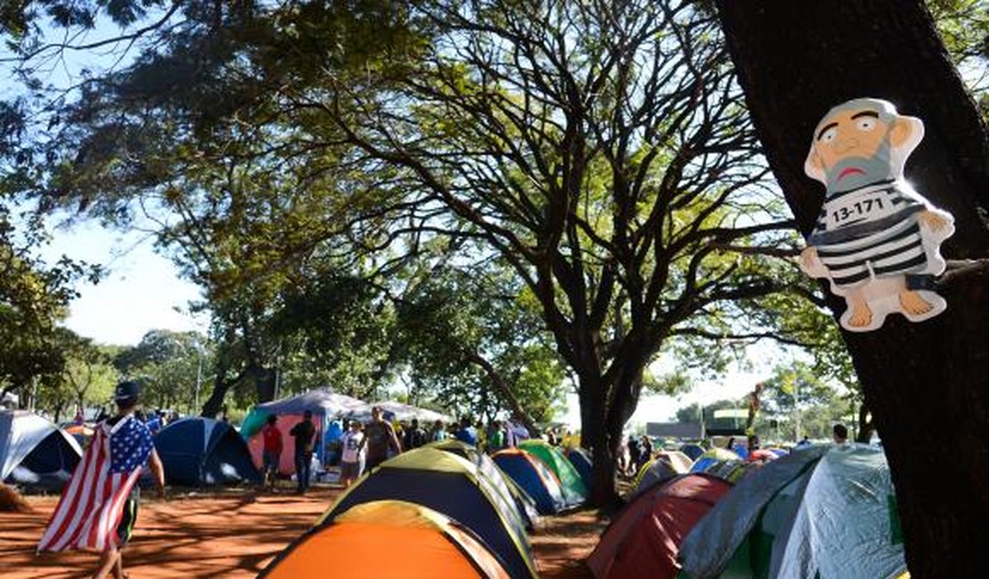Manifestantes pró e contra impeachment continuam chegando a Brasília