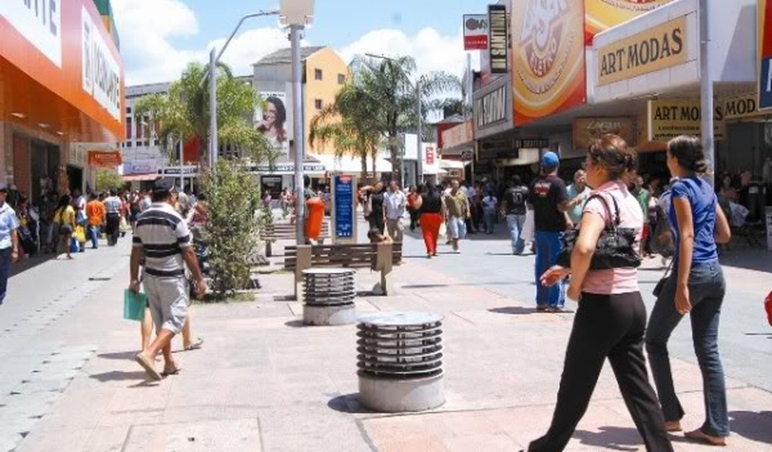 Policial militar tenta impedir assalto e tem arma roubada no centro de Maceió