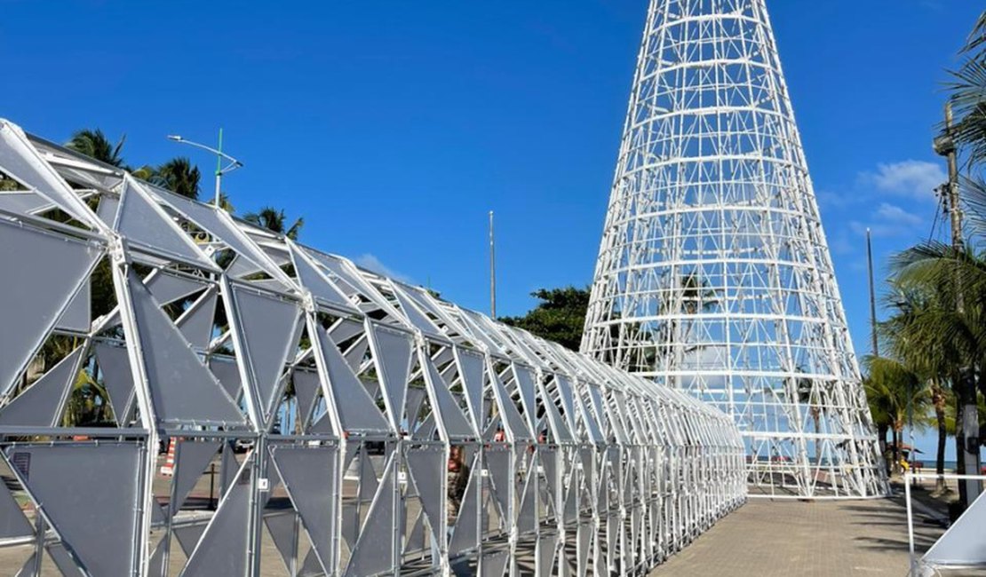 Prefeitura instala túnel luminoso que passará por dentro da Árvore de Natal de Maceió