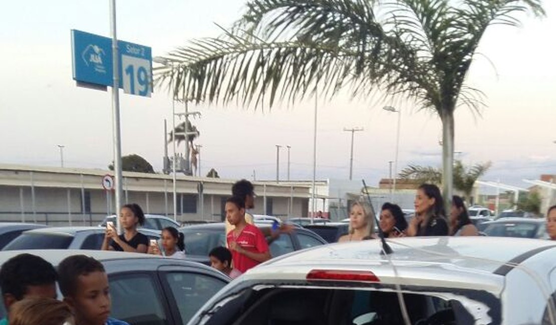 Vídeo: Papai Noel paraquedista colide em carro na chegada ao Shopping de Juazeiro-BA