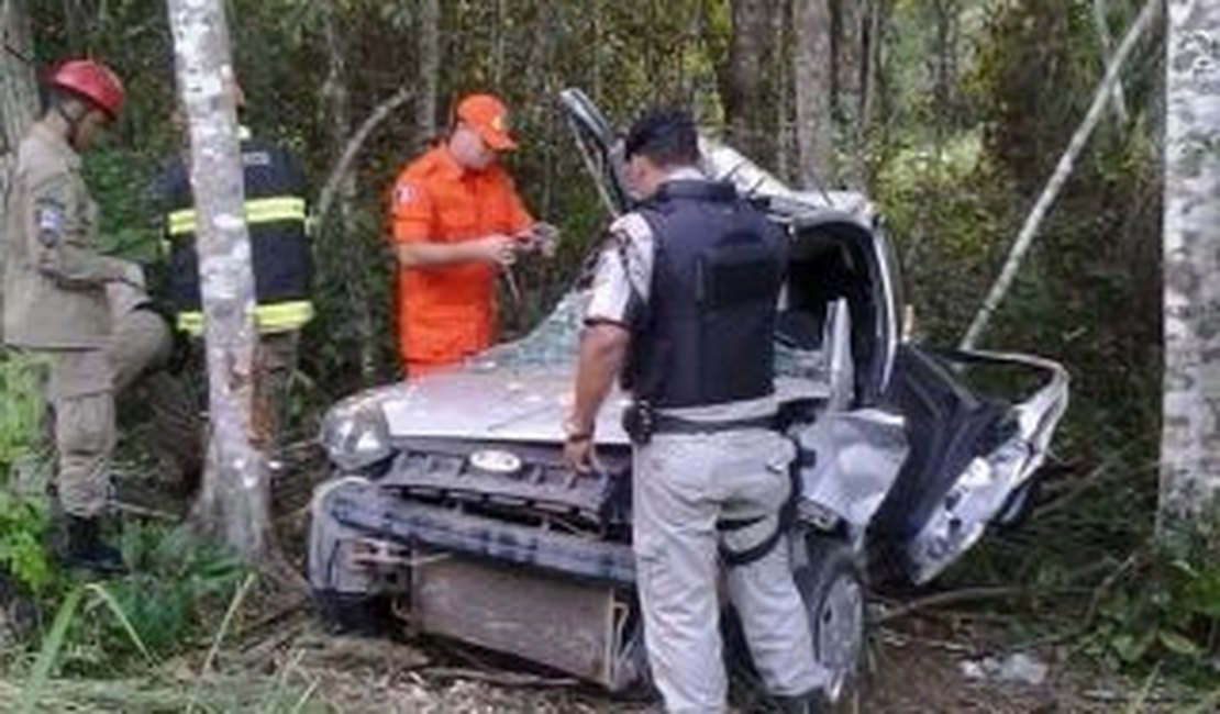 Jovem de 23 anos morre após colidir veículo contra árvore
