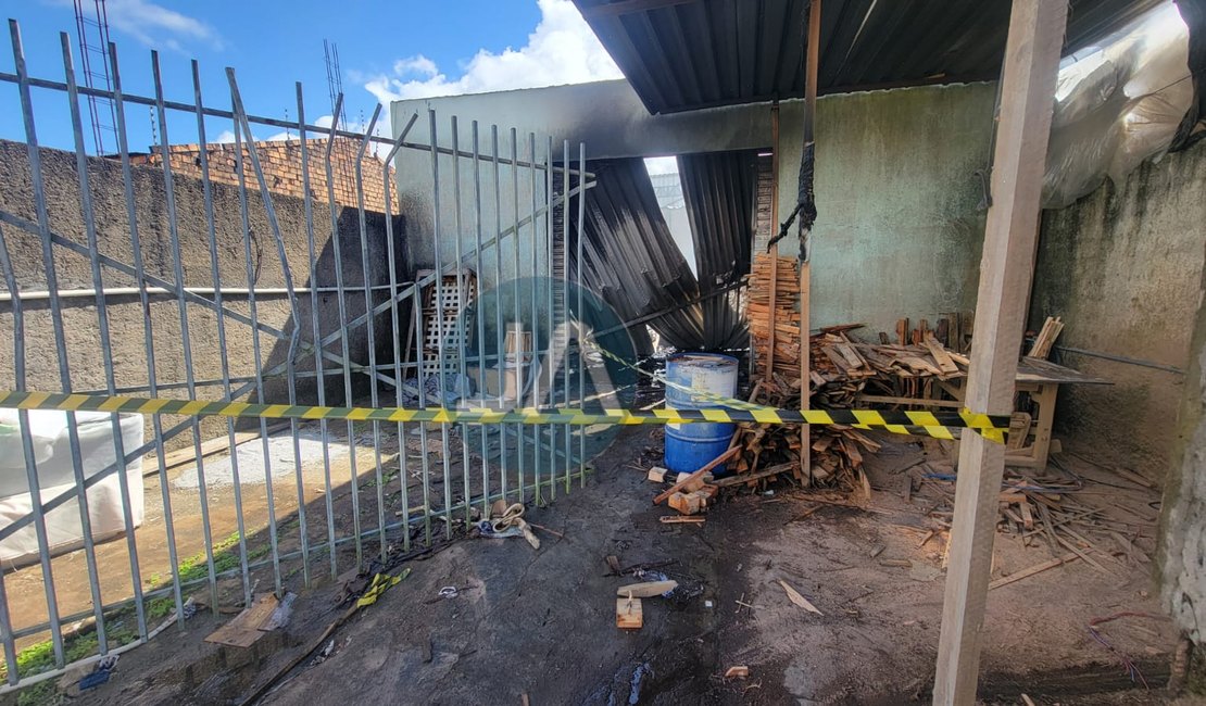 Fábrica de estofados fica em chamas no bairro Canafístula; prejuízo é estimado em cerca de R$ 250 mil