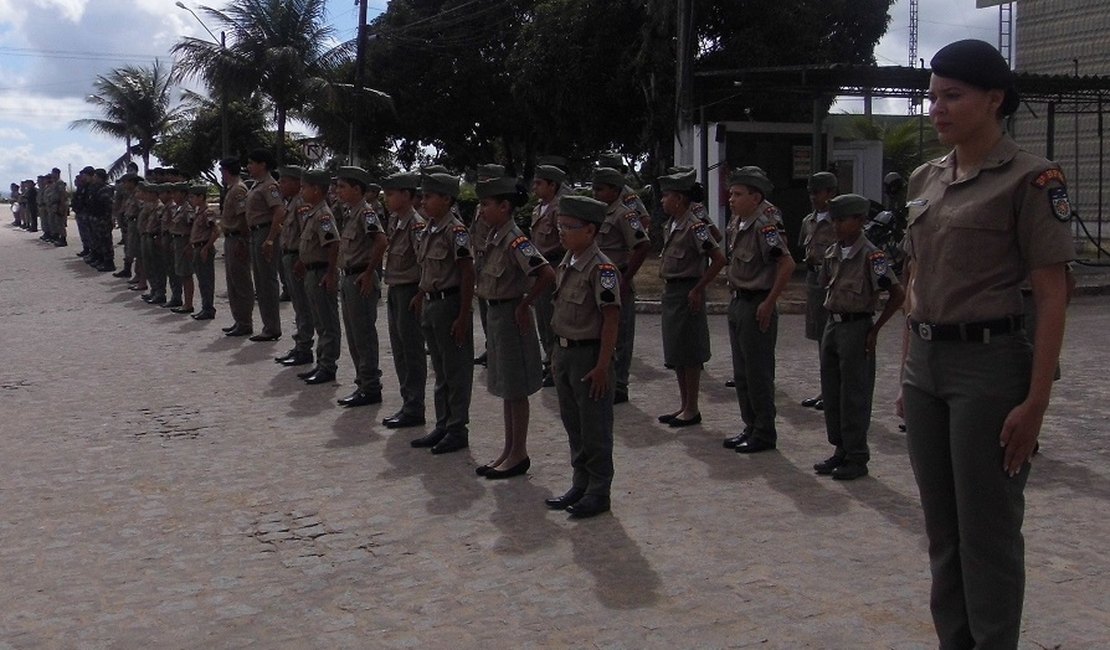 Em comemoração ao dia do soldado 3º BPM forma alunos do Pelotão Mirim