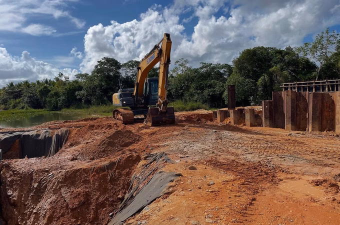 Obra da nova ponte da Ponta Mofina avança com estrutura tripla de pilares e investimento superior a R$ 2,5 milhões