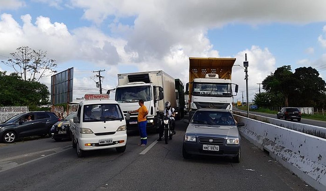 Moradores De Rio Largo Fecham Rodovia Para Protestar Contra Falta De