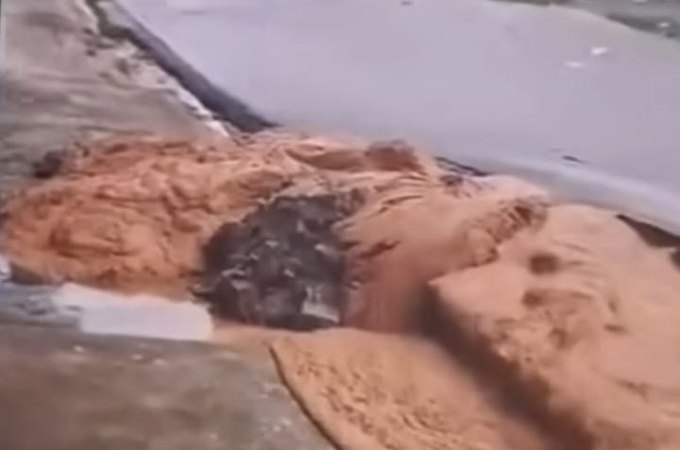 Rompimento de asfalto e transbordamento de lama assustam moradores no bairro Bom Parto, em Maceió