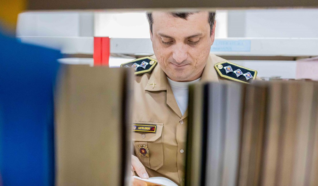Entre a farda e os versos, policial alagoano transforma a própria vida em poesia