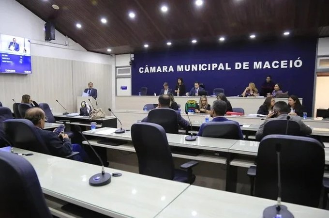 Vereadores esvaziam sessão da Câmara de Maceió e adiam votação da LDO e de empréstimos bilionários solicitados por JHC