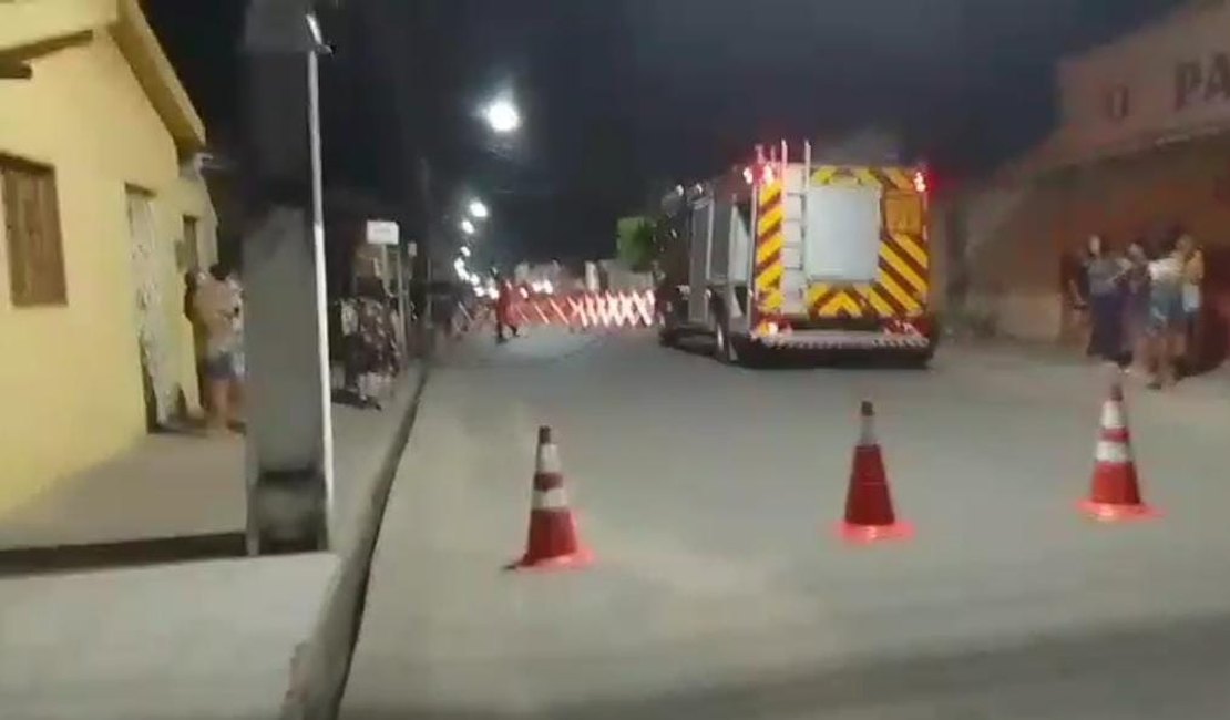 Residência é atingida por princípio de incêndio e bombeiros controlam fogo, em Arapiraca