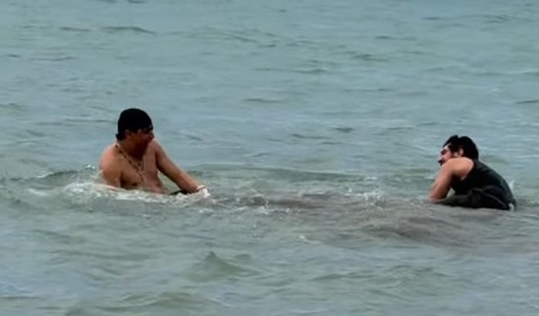 VÍDEO. Após show no Jaraguá, Nattan e Natanzinho Lima se divertem na Ponta Verde, em Maceió