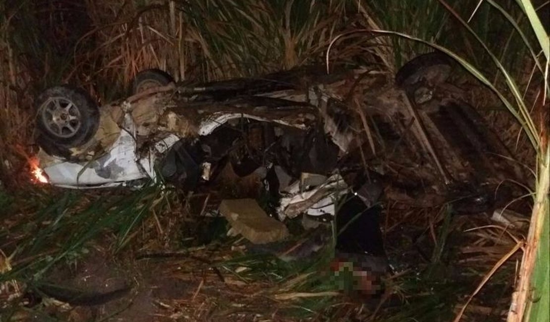 Homem morre e carro fica irreconhecível em acidente na Zona da Mata