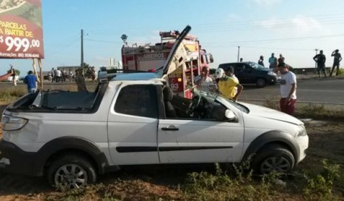 Condutor perde o controle do veículo, sai da pista e fica preso nas ferragens na AL-115