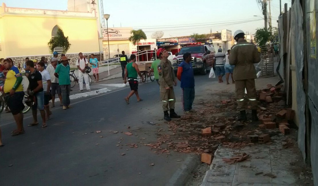 Parede de prédio em construção desaba e deixa uma mulher ferida em Arapiraca