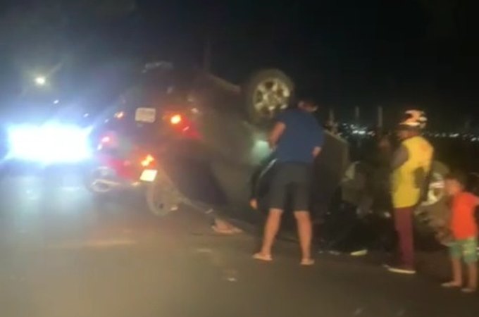 Homem é socorrido pelo Corpo de Bombeiros após passar mal e capotar veículo, em Arapiraca
