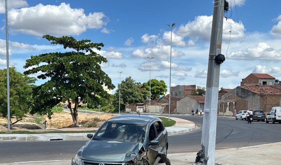 Homem perde controle de veículo e bate carro em poste, em Arapiraca