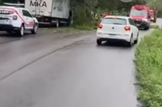 Caminhão colide com árvore e deixa vítima presa às ferragens na AL-145, no Sertão alagoano
