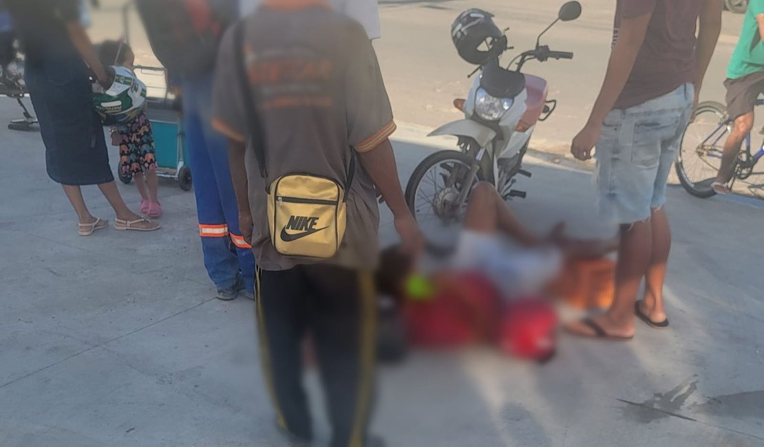 Condutor é socorrido após ficar imprensado durante colisão entre carro e moto em Arapiraca