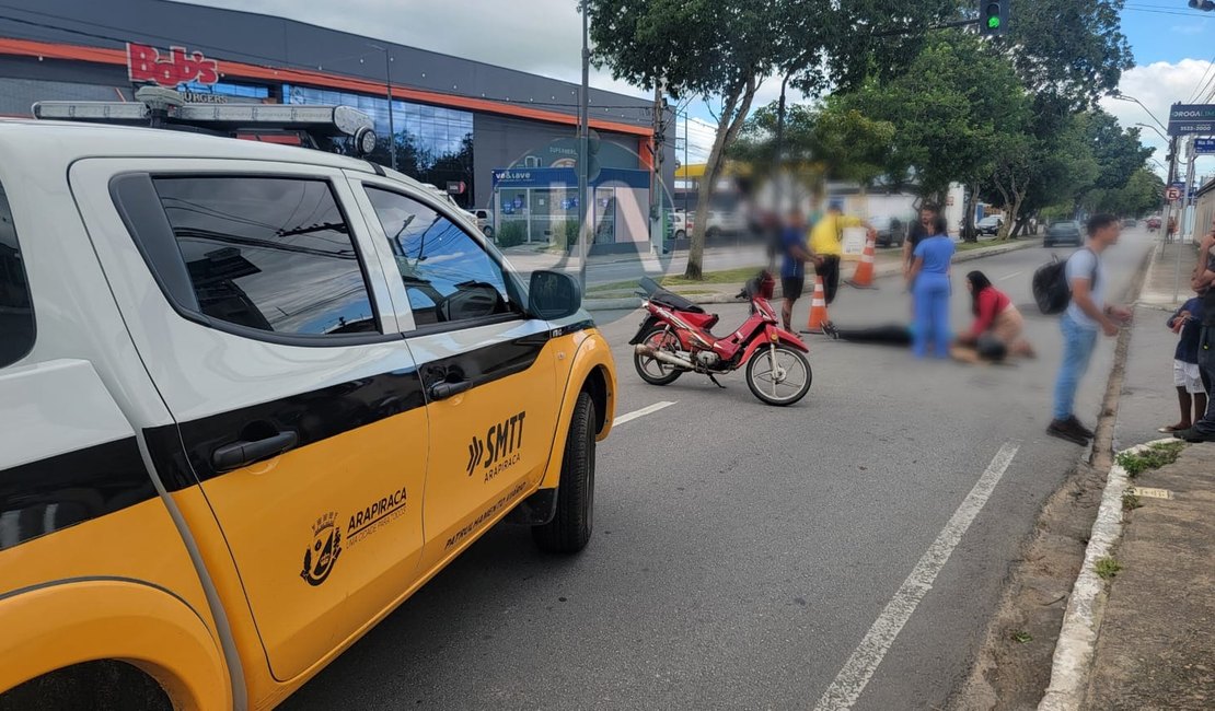 Colisão entre motos deixa mulher ferida em cruzamento movimentado de Arapiraca