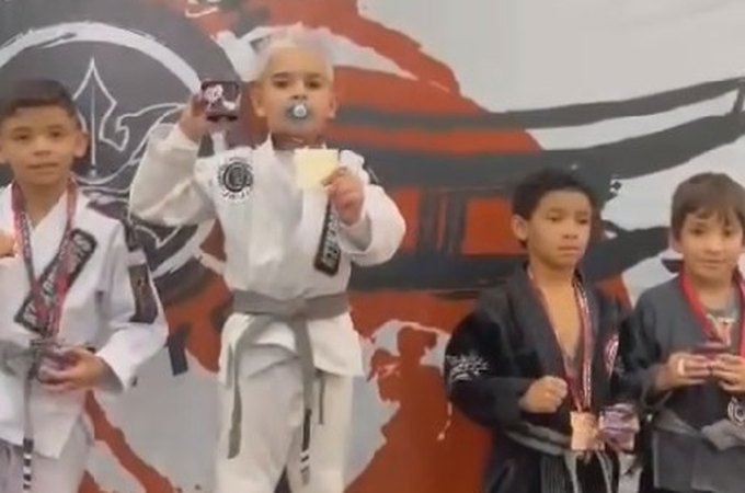 Vencedor? Sim! Neném? Também! Pequeno campeão de Jiu-Jitsu viraliza ao usar chupeta no pódio
