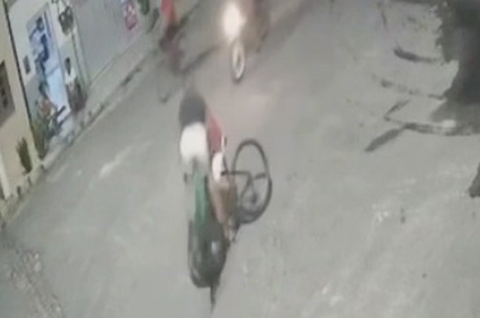 VÍDEO: Ciclista está internado em estado grave após colisão entre bicicletas em Penedo; câmera registrou acidente