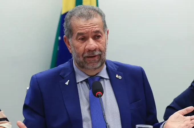 Após fraude no INSS, Lupi pede demissão do Ministério da Previdência