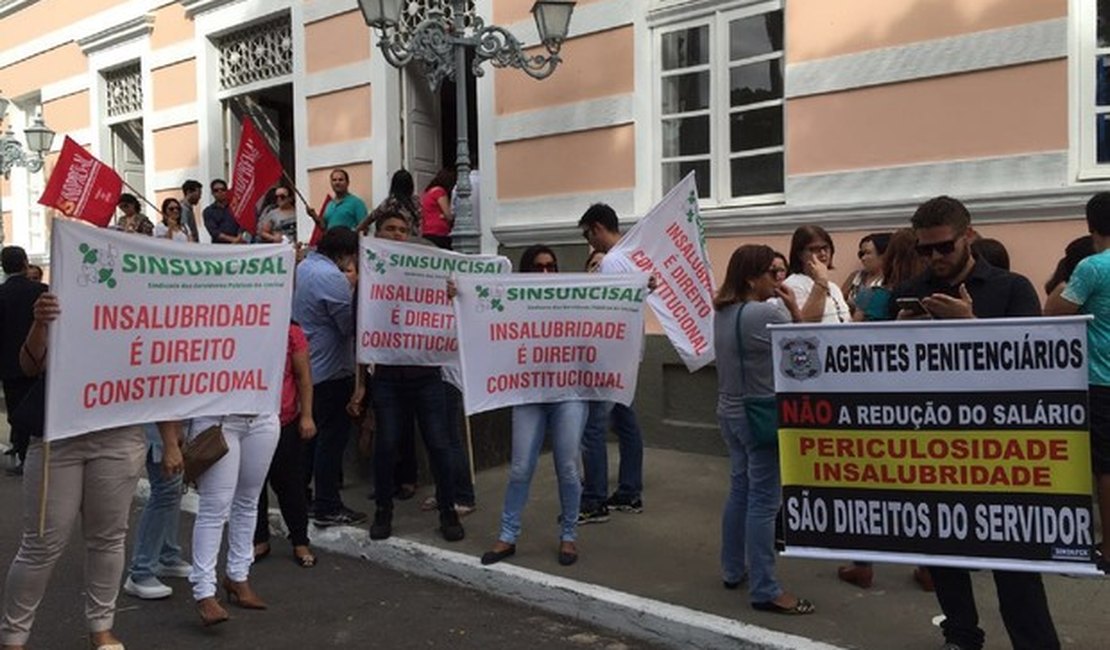 Em protesto, servidores estaduais de AL cobram direitos salariais