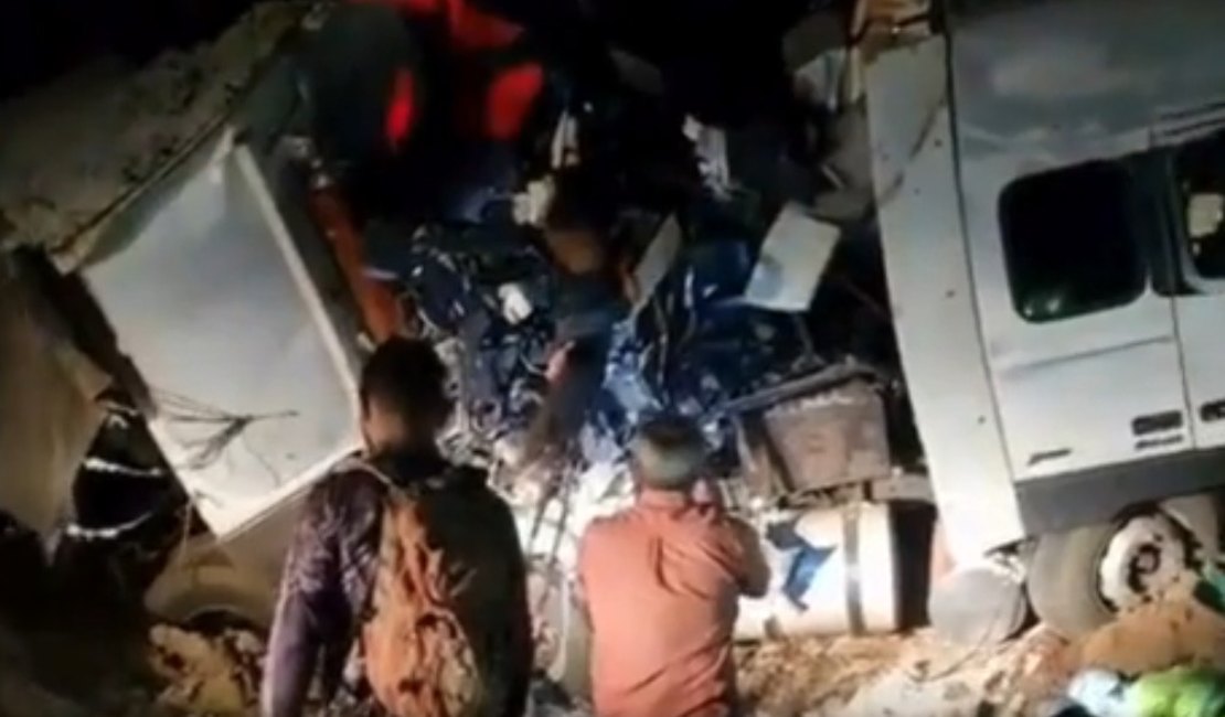 Onze pessoas morrem e 46 ficam feridas após colião entre ônibus e carreta na BR-163
